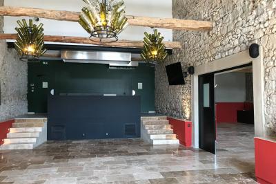 Un marié aide sa partenaire en robe de mariée à sortir d'une voiture ancienne décorée pour un mariage.