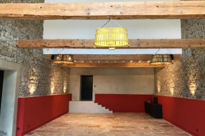 Un marié aide sa partenaire en robe de mariée à sortir d'une voiture ancienne décorée pour un mariage.