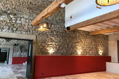 Un marié aide sa partenaire en robe de mariée à sortir d'une voiture ancienne décorée pour un mariage.