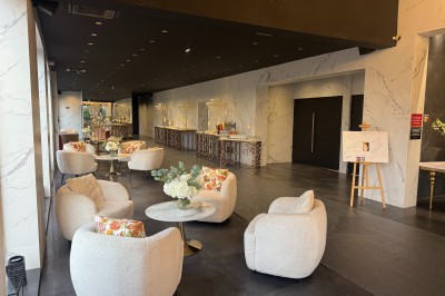 Miniature Location salle Bobigny (Seine-Saint-Denis) - Ritz Plazza #1 Salle de réception élégante avec tables dressées, chaises transparentes et lustres suspendus dans une ambiance tamisée.