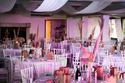 Vue aérienne d'une vallée verdoyante avec des collines, des villages et un ciel partiellement nuageux à l'horizon.