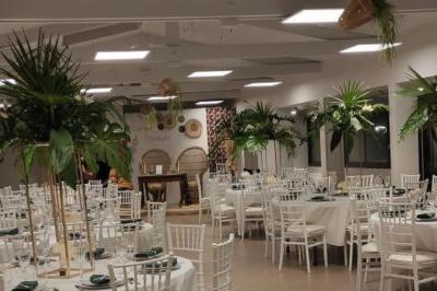 Vue aérienne d'une vallée verdoyante avec des collines, des villages et un ciel partiellement nuageux à l'horizon.