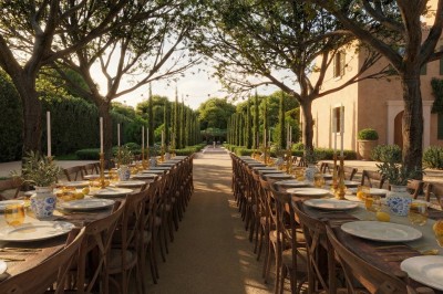 Miniature Location salle Monteux (Vaucluse) - Domaine de Beauregard #3 Plan aquarellé d'un domaine avec jardin structuré, piscine, bâtiments en tuiles et espaces verts environnants.