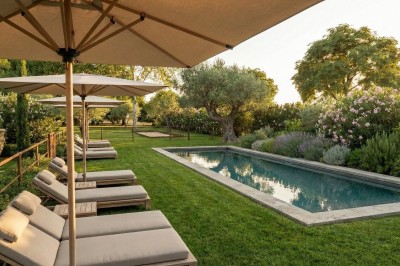 Miniature Location salle Monteux (Vaucluse) - Domaine de Beauregard #18 Plan aquarellé d'un domaine avec jardin structuré, piscine, bâtiments en tuiles et espaces verts environnants.