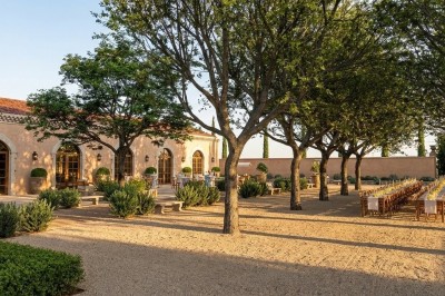 Miniature Location salle Monteux (Vaucluse) - Domaine de Beauregard #20 Plan aquarellé d'un domaine avec jardin structuré, piscine, bâtiments en tuiles et espaces verts environnants.