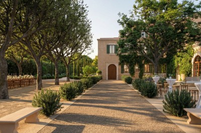 Miniature Location salle Monteux (Vaucluse) - Domaine de Beauregard #22 Plan aquarellé d'un domaine avec jardin structuré, piscine, bâtiments en tuiles et espaces verts environnants.