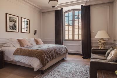 Vue aérienne d'un domaine viticole entouré de vignes, avec un fleuve visible à l'horizon.