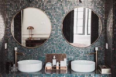 Vue aérienne d'un domaine viticole entouré de vignes, avec un fleuve visible à l'horizon.