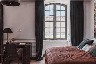 Vue aérienne d'un domaine viticole entouré de vignes, avec un fleuve visible à l'horizon.