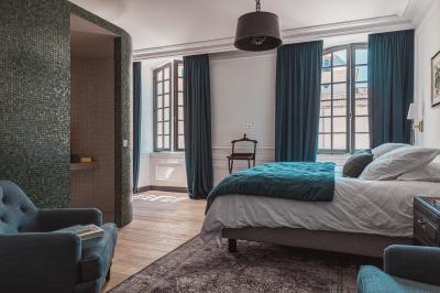 Vue aérienne d'un domaine viticole entouré de vignes, avec un fleuve visible à l'horizon.