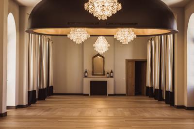 Vue aérienne d'un domaine viticole entouré de vignes, avec un fleuve visible à l'horizon.