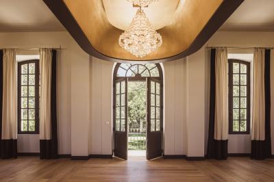 Vue aérienne d'un domaine viticole entouré de vignes, avec un fleuve visible à l'horizon.