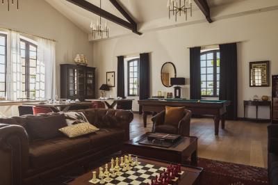 Vue aérienne d'un domaine viticole entouré de vignes, avec un fleuve visible à l'horizon.