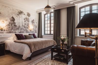 Vue aérienne d'un domaine viticole entouré de vignes, avec un fleuve visible à l'horizon.