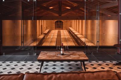 Vue aérienne d'un domaine viticole entouré de vignes, avec un fleuve visible à l'horizon.