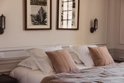 Vue aérienne d'un domaine viticole entouré de vignes, avec un plan d'eau visible à l'horizon.