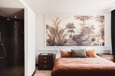 Vue aérienne d'un domaine viticole entouré de vignes, avec un plan d'eau visible à l'horizon.