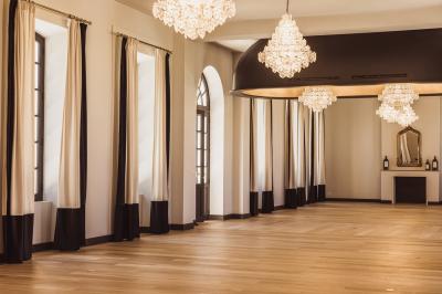 Vue aérienne d'un domaine viticole entouré de vignes, avec un plan d'eau visible à l'horizon.