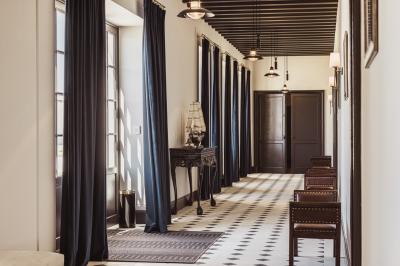 Vue aérienne d'un domaine viticole entouré de vignes, avec un plan d'eau visible à l'horizon.