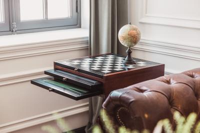 Vue aérienne d'un domaine viticole entouré de vignes, avec un plan d'eau visible à l'horizon.