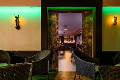 Assiette de beignets de poisson dorés sur lit de salade, décorée de rondelles de poivron et d'une garniture citronnée.