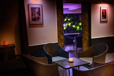 Assiette de beignets de poisson dorés sur lit de salade, décorée de rondelles de poivron et d'une garniture citronnée.