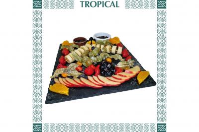 Assiette de beignets de poisson dorés sur lit de salade, décorée de rondelles de poivron et d'une garniture citronnée.