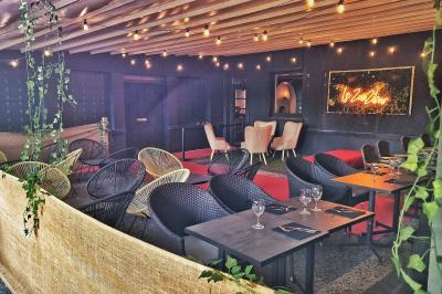 Assiette de beignets de poisson dorés sur lit de salade, décorée de rondelles de poivron et d'une garniture citronnée.