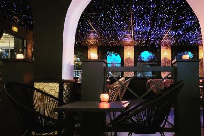 Plateau en bois garni de tacos variés avec garnitures colorées, présenté sur un fond décoratif.