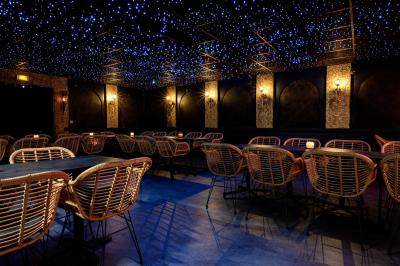 Plateau en bois garni de tacos variés avec garnitures colorées, présenté sur un fond décoratif.