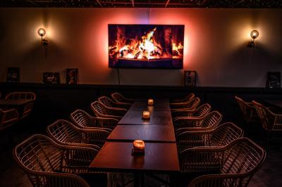 Plateau en bois garni de tacos variés avec garnitures colorées, présenté sur un fond décoratif.