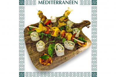 Plateau en bois garni de tacos variés avec garnitures colorées, présenté sur un fond décoratif.