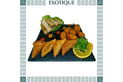 Plateau en bois garni de tacos variés avec garnitures colorées, présenté sur un fond décoratif.