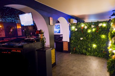 Plateau en bois garni de tacos variés avec garnitures colorées, présenté sur un fond décoratif.