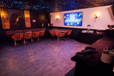 Plateau en bois garni de tacos variés avec garnitures colorées, présenté sur un fond décoratif.