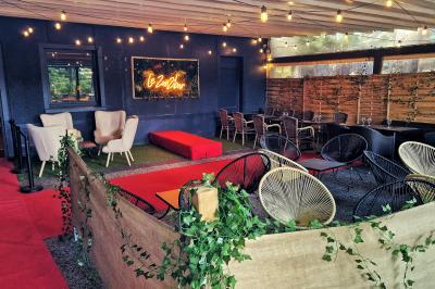 Plateau en bois garni de tacos variés avec garnitures colorées, présenté sur un fond décoratif.