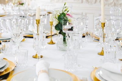Assiettes garnies de viande rôtie, haricots verts, pommes de terre en dés et légumes décoratifs.
