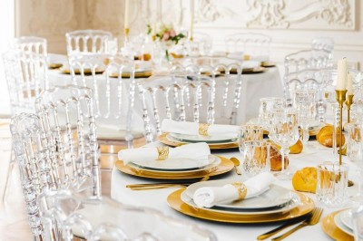 Assiettes garnies de viande rôtie, haricots verts, pommes de terre en dés et légumes décoratifs.