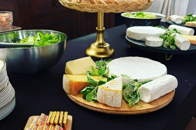 Assiettes garnies de viande rôtie, haricots verts, pommes de terre en dés et légumes décoratifs.