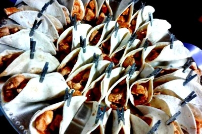 Assiettes garnies de viande rôtie, haricots verts, pommes de terre en dés et légumes décoratifs.