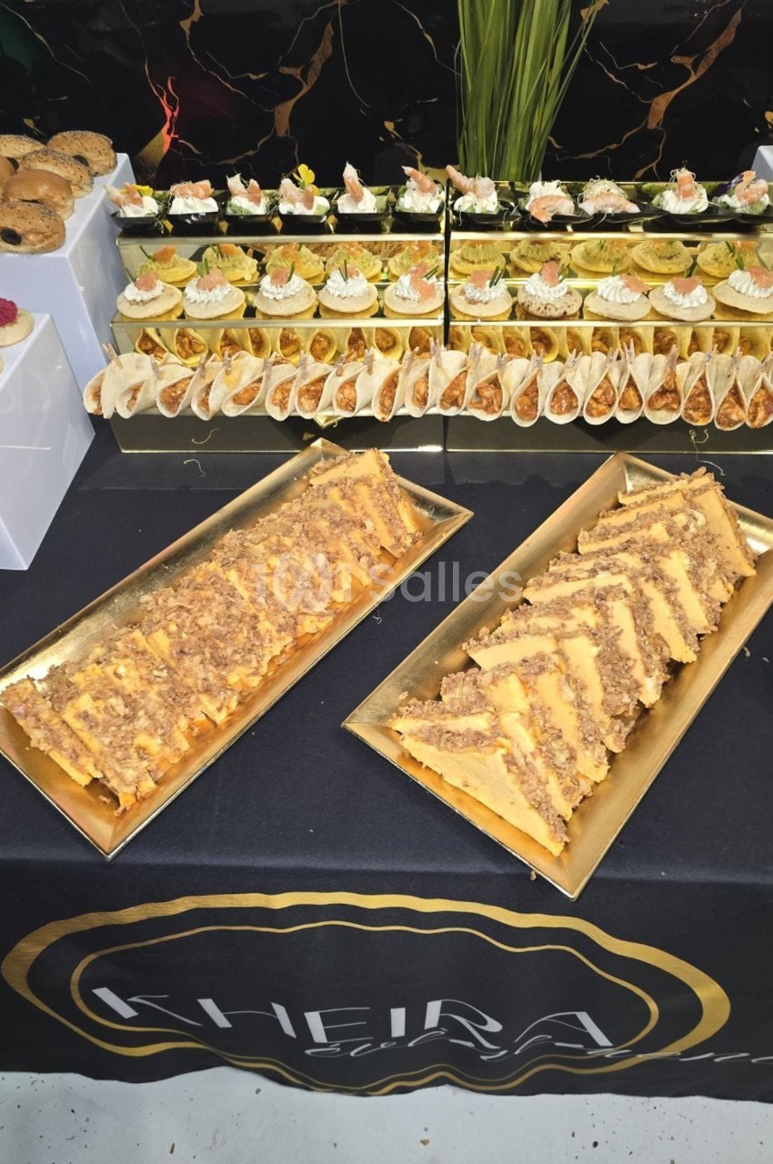 Plateau de desserts variés comprenant gâteaux, verrines et pâtisseries, présentés sur une table décorée.