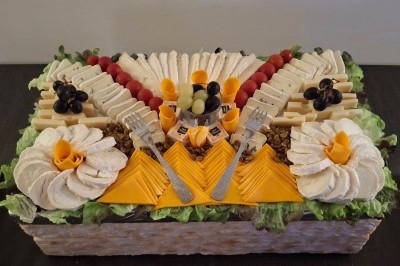 Assiettes garnies de viande rôtie, haricots verts, pommes de terre en dés et légumes décoratifs.