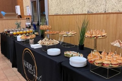 Assiettes garnies de viande rôtie, haricots verts, pommes de terre en dés et légumes décoratifs.