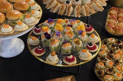 Assiettes garnies de viande rôtie, haricots verts, pommes de terre en dés et légumes décoratifs.