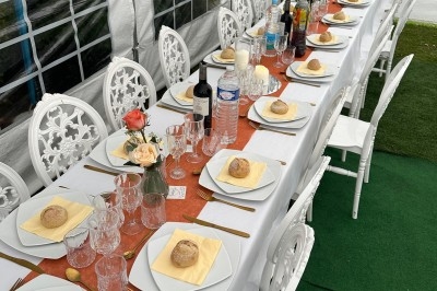 Assiettes garnies de viande rôtie, haricots verts, pommes de terre en dés et légumes décoratifs.