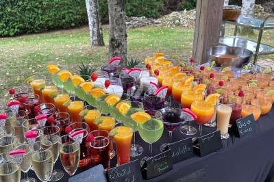 Assiettes garnies de viande rôtie, haricots verts, pommes de terre en dés et légumes décoratifs.