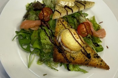 Assiettes garnies de viande rôtie, haricots verts, pommes de terre en dés et légumes décoratifs.