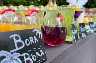 Assiettes garnies de viande rôtie, haricots verts, pommes de terre en dés et légumes décoratifs.