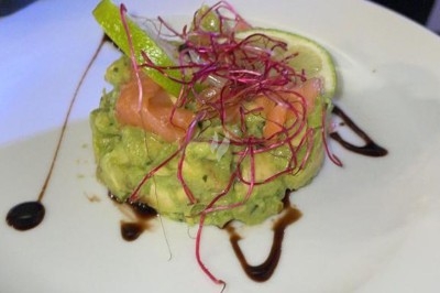 Assiettes garnies de viande rôtie, haricots verts, pommes de terre en dés et légumes décoratifs.