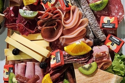 Assiettes garnies de viande rôtie, haricots verts, pommes de terre en dés et légumes décoratifs.